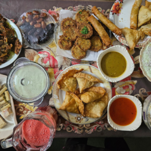Assortiment d’entrées indiennes avec samoussas et pakoras