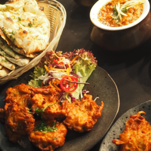 Assortiment de plats indiens avec currys, riz basmati et naan.